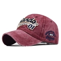 Dettaglio del berretto da baseball bordeaux slavato con ricamo Orlando e visiera usurata - Regolabile / Rosso Vino Lavato