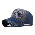 Dettaglio del ricamo a squalo e del denim consumato con frange sul berretto da baseball - Regolabile / Squalo Grigio Chiaro