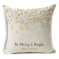 Dettaglio copricuscino in lino con scritte festive 'Be Merry & Bright' e stelle - Stile Be Merry and Bright (YMD9-4)