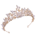 Dettaglio della corona da sposa in lega dorata con cristalli e perle bianche - Oro KC con Strass Bianchi (Fatto a Mano) / Oro