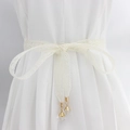 Elegante cintura in pizzo crema con base in metallo dorato e ciondolo a goccia chiaro - Bianco