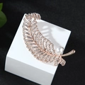 Elegant rose gold feather brooch with white rhinestones and a single pearl accent - xz4420 Feather