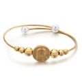 Bracciale rigido dorato con ciondolo ritratto a rilievo e accenti di perle bianche - Oro (KB113699-KFC)