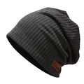 Detalle del gorro de punto gris oscuro con parche de cuero y adorno de espina de pez de metal - M(56-58cm) / Negro