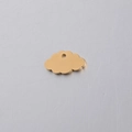 Primer plano de un colgante de nube dorada pulida en acero inoxidable con un pequeño orificio - 9*15mm Nube Agujero Único / Dorado