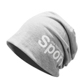 Detail der grauen Beanie-Mütze mit weißem Sport-Logoaufdruck auf der Seite - M (56-58cm) / Hellgrau