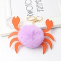 Paarse krab pluche sleutelhanger met imitatiebontbal en oranje lederen klauwen op wit - Violet