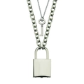 Set di collane con pendenti a lucchetto e chiave in metallo argentato lucido su sfondo bianco - Argento