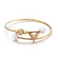 Elegante bracciale a filo dorato con perle bianche e dettaglio lettera V con cristalli - Colore Oro (KB115120-KFC)