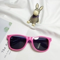 Kids polarized sunglasses in bright pink and purple frame with CT110 model detail - Pink