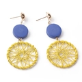Orecchini pendenti boho con cerchi a contrasto giallo e blu scuro e perni dorati - Giallo/Blu