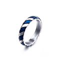 Anillo minimalista de acero inoxidable con rayas azules visto desde un ángulo de 45 grados - US 6 / Azul