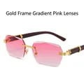 Randloze vierkante zonnebril met gouden brug, roze gradiënt glazen en houtnerf pootjes - Gouden Frame Verloop Roze Lenzen