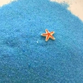 Décor d'aquarium avec sable de cristal bleu et mini figurines d'étoiles de mer bicolores - Étoile de mer rouge / Diamètre 1.5cm