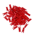 Mucchio di piccole mollette in legno rosso per foto con molle su fondo bianco - Rosso