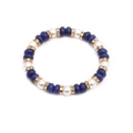 Bracciale di perle 8mm e lapislazzuli con distanziali in cristallo dorato su sfondo bianco - Blu