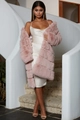 Cappotto lungo di pelliccia sintetica rosa con abito di raso bianco su scale - S / Rosa