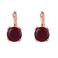Détail de boucles d'oreilles en or rose avec pierres rubis rouges et accents clairs - Rouge Foncé
