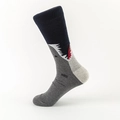 Haiserie-Socken in Dunkelblau und Grau mit kreativem Strickmuster und Farbblock-Design - EU 40-46 / Großer Weißer Hai Muster (Dunkelblau/Grau)