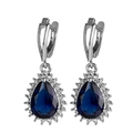 Dettaglio orecchini a goccia in zaffiro blu con chiusura monachella in argento - Blu Reale