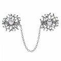 Dettaglio della clip per cardigan argento con fiocchi di neve, perle e cristalli - 17. Due Perle Catena Argento