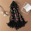 Châle en cachemire noir fait main avec broderie florale et détails de franges - 200cm / Noir avec broderie