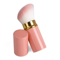 Details des ausziehbaren Korallrosa-Make-up-Pinsels mit goldenen Akzenten und weichen Borsten - Großer Schrägkopfstil / Rosa