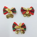 Primer plano de mini lazos navideños a cuadros con campanas doradas sobre fondo blanco - Estilo de Hoja de Oro a Cuadros (Juego de 3)