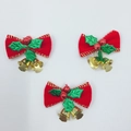 Tres lazos de Navidad de terciopelo rojo con campanas doradas y bayas en fondo blanco - Estilo de Hoja Verde de Terciopelo Rojo (Juego de 3)