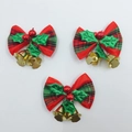 Primer plano de lazos navideños a cuadros rojos y verdes con cascabeles dorados y bayas - Estilo de Hoja Verde a Cuadros (Juego de 3)