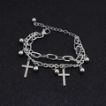 Detail van de zilveren dubbellaagse armband met kruishanger en metalen kralen - Kruis Stijl / 18+5cm