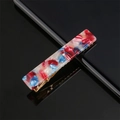 Dettaglio del fermaglio per capelli marmorizzato rosso bianco blu con base in metallo dorato - Rosso Rosa Marmorizzato