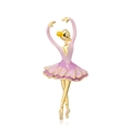 Broche ballerine dorée avec émail rose et strass brillants sur un fond blanc épuré - Rose-Or