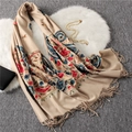 Châle en cachemire beige avec broderie paisley colorée et détails de longues franges - 200x70cm / Argile Paisley du Népal