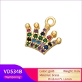Ciondolo corona in ottone dorato con zirconi colorati e dettagli sulle dimensioni - Corona