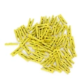 Set di mini mollette in legno giallo da 2,5 cm per foto e artigianato su sfondo bianco - Giallo