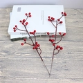 Set mit zwei dunkelroten künstlichen Beeren zweigen für die Weihnachtsdekoration - Rot