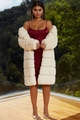 Elegante cappotto lungo in ecopelliccia bianco sporco con abito in raso bordeaux - S / Bianco