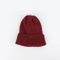 Detailaufnahme der burgunderroten Strickmütze mit Zopfmuster und geripptem Umschlag - M (56-58cm) / Burgunderrot