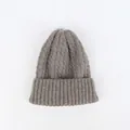 Detailaufnahme der dunkelgrauen Strickmütze mit Zopfmuster, dickem Garn und geripptem Rand - M (56-58cm) / Grau