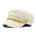 Detail der weißen Tweed-Schirmmütze mit goldener Metallkette und Löwenkopf-Knöpfen - Erwachsenengröße 54-58cm / Weiß mit Goldfaden