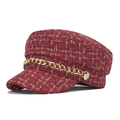 Detail der Schiffermütze aus rot-goldenem Tweed mit Goldkette und geprägten Knöpfen - Erwachsenengröße 54-58cm / Rot mit Goldfaden