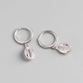 Dettaglio macro di orecchini in argento S925 con pendente a conchiglia e chiusura a scatto - Argento 925 / Oro Bianco