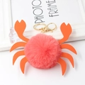 Dettaglio portachiavi granchio in peluche rosso con anello dorato e chele in finta pelle - Rosso Arancio