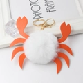 Pluche krab sleutelhanger met witte bontbal en oranje lederen poten aan gouden ring - Wit