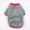 Detail eines grauen Hundepullovers mit rosa Rippbündchen und Rückentaschendesign - XS / Grau mit Rosarotem Rand