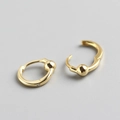 Dettaglio macro degli orecchini a cerchio in argento S925 dorato con piccola perla - Argento 925 / Oro
