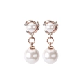 Eleganti orecchini a perno in oro rosa con perle bianche e cristalli scintillanti - Stud orecchini / Oro rosa
