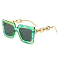 Lunettes de soleil carrées avec monture rayée verte et branches en chaîne dorée - Monture Verte Verres Gris