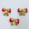 Detalle de lazos navideños de terciopelo rojo con campanas doradas y hojas de acebo - Estilo de Hoja de Oro de Terciopelo Rojo (Juego de 3)